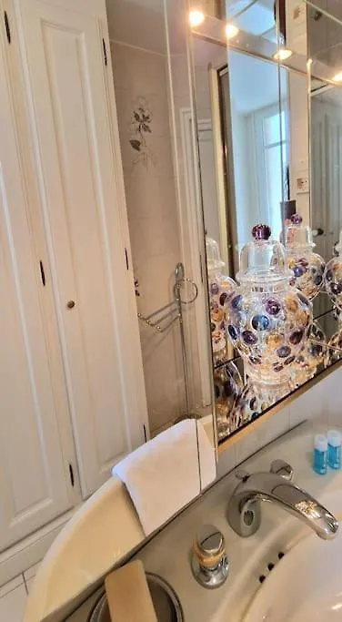 Christina : A Deux Pas De La Tour Eiffel Apartment